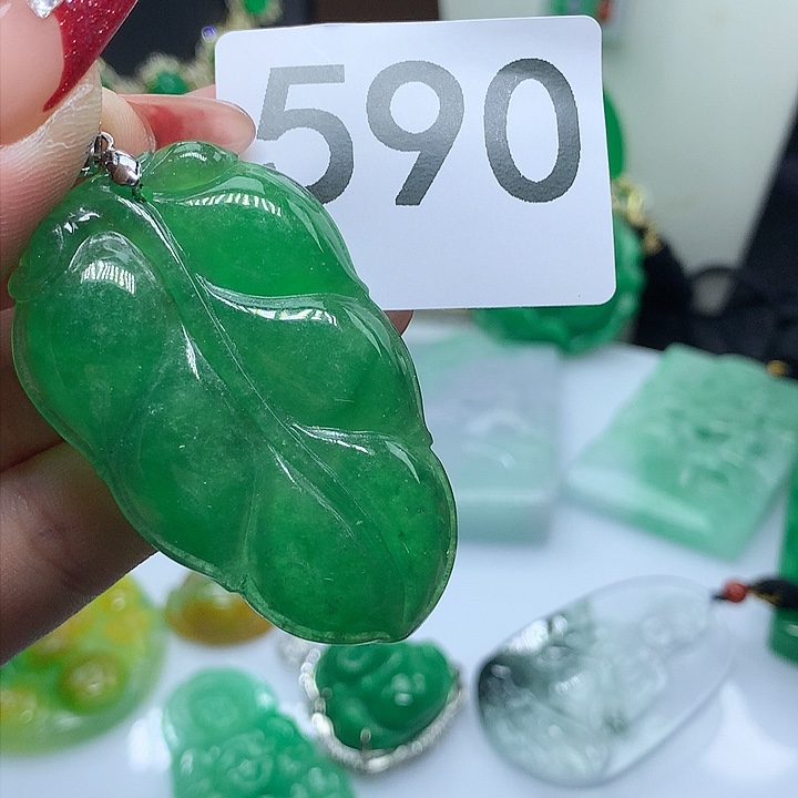 翡翠吊坠(赠链)未镶嵌