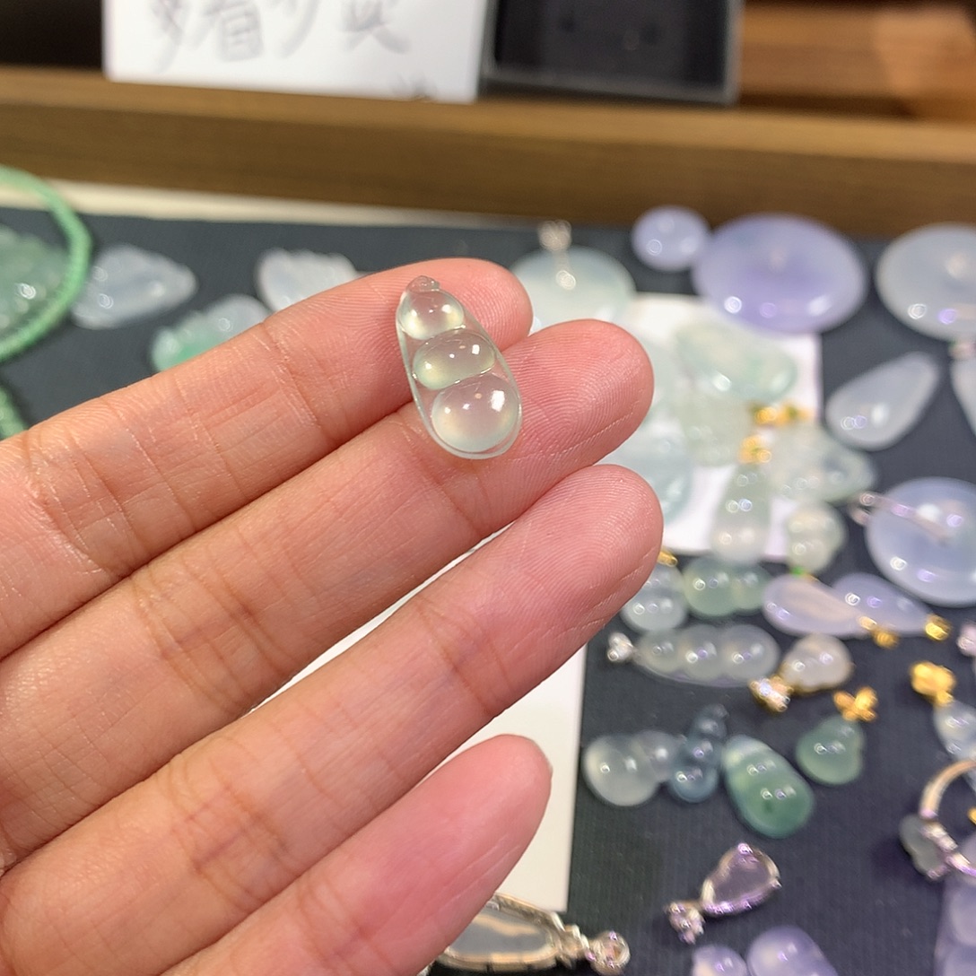 翡翠未镶嵌颈饰冰甜绿福豆