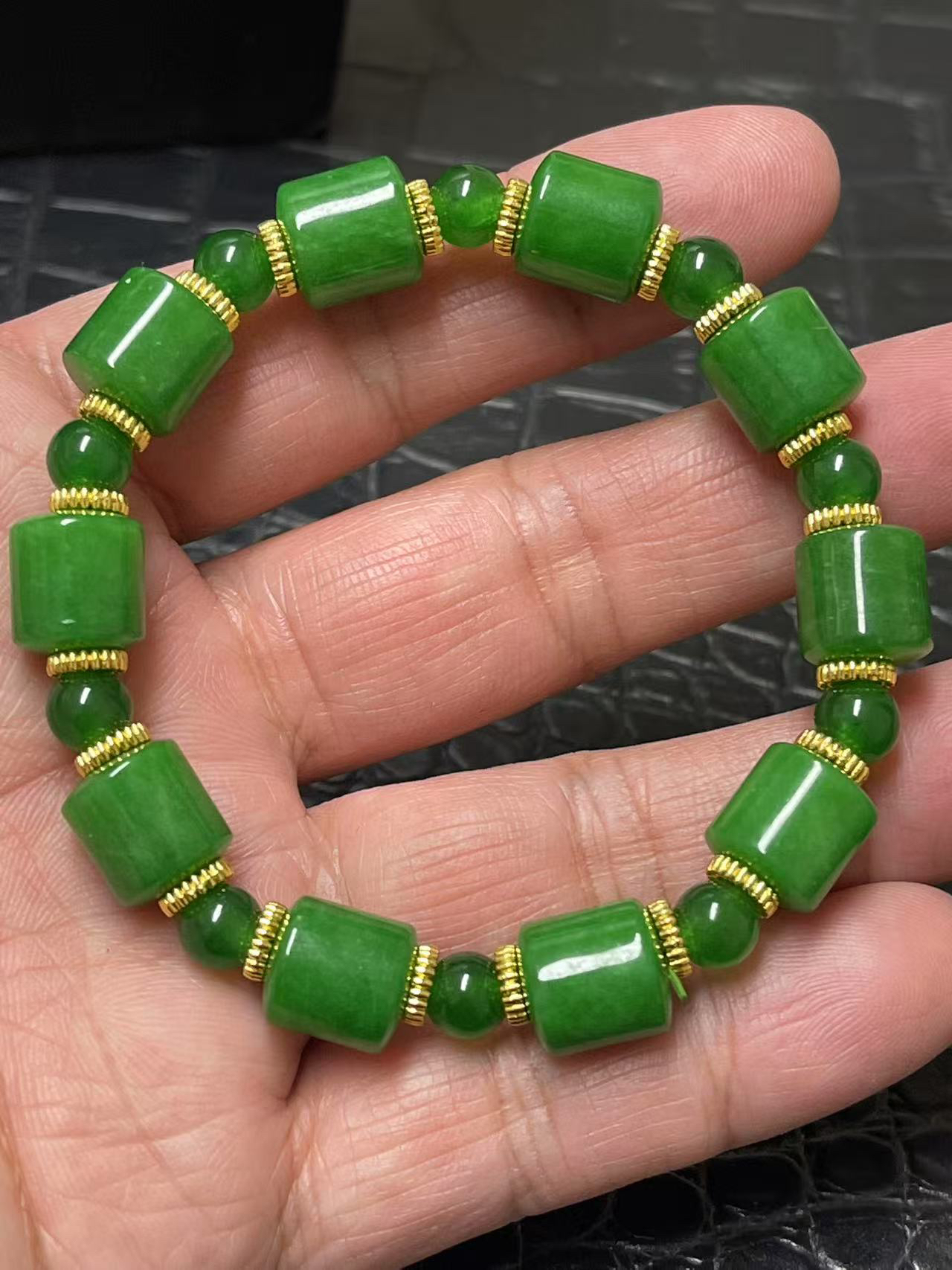 翠绿色手链气质时尚