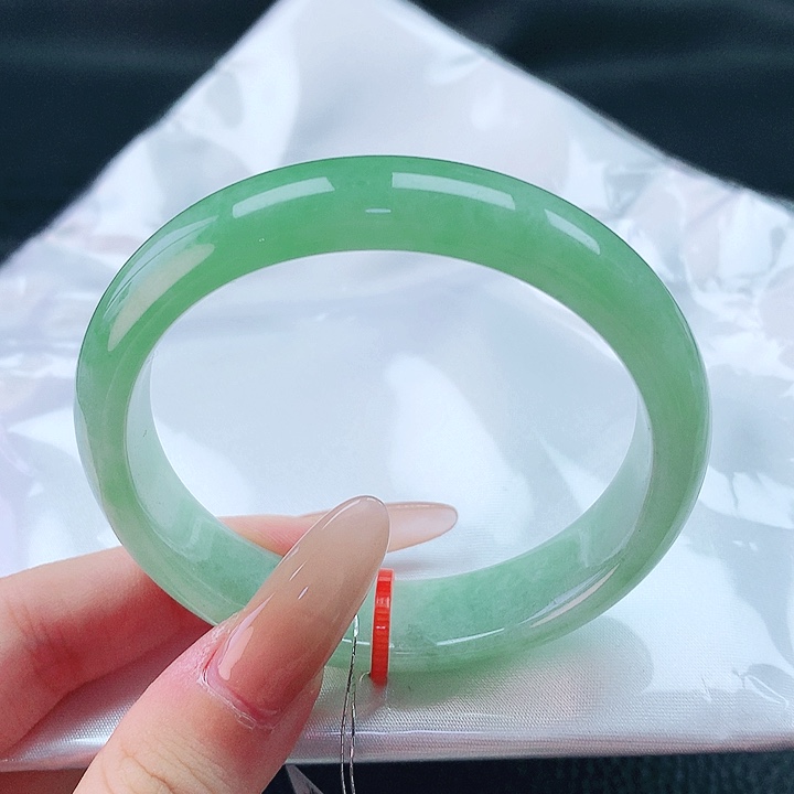 翡翠手镯未镶嵌53贵