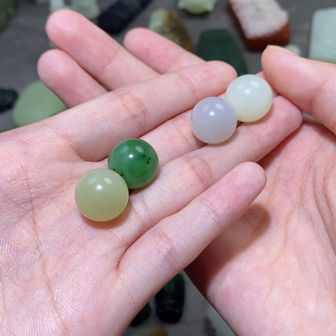 火***莓和田玉未镶嵌颈饰