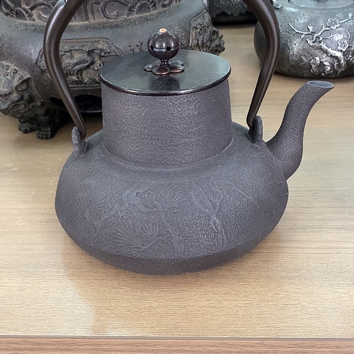 1宝瓶松砂铁壶烧色1300毫升纯手工打造