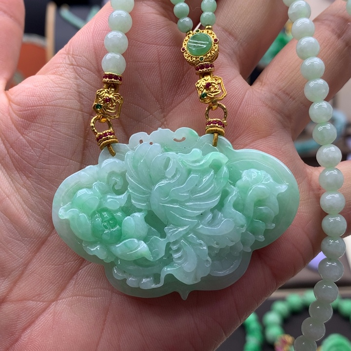 翡翠未镶嵌吊坠(赠链)