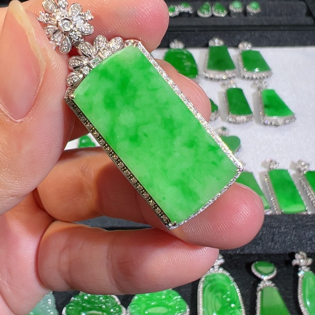 【闪购商品】翡翠吊坠(不含链)18K金镶嵌