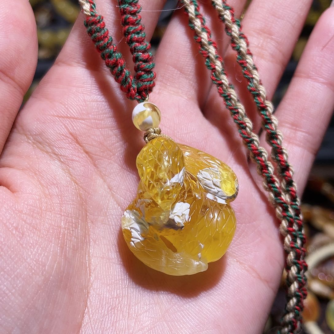 蜜蜡裸石未镶嵌立体蛇雕刻