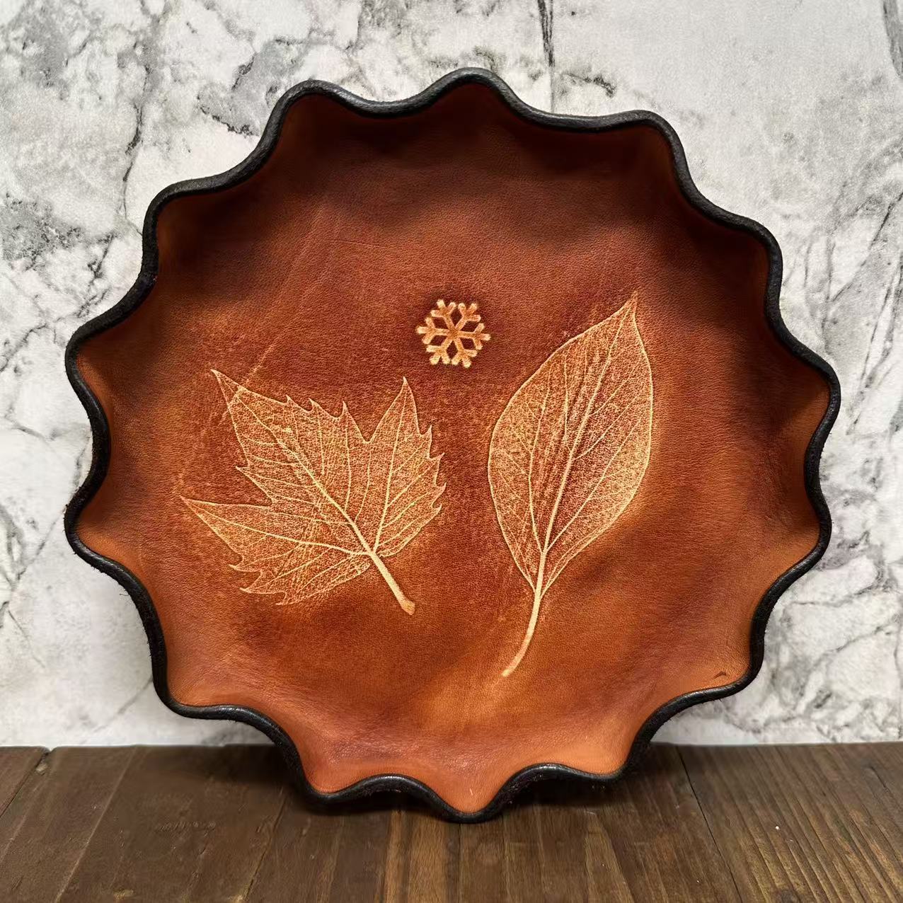 BORCH/博瑞奇树叶染色工艺头层皮牛皮盘桌面装饰摆件 09883