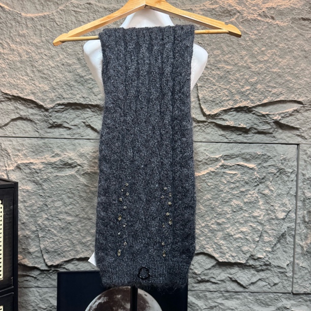 99新 MONCLER 蒙口 亮钻钢标围巾 M047