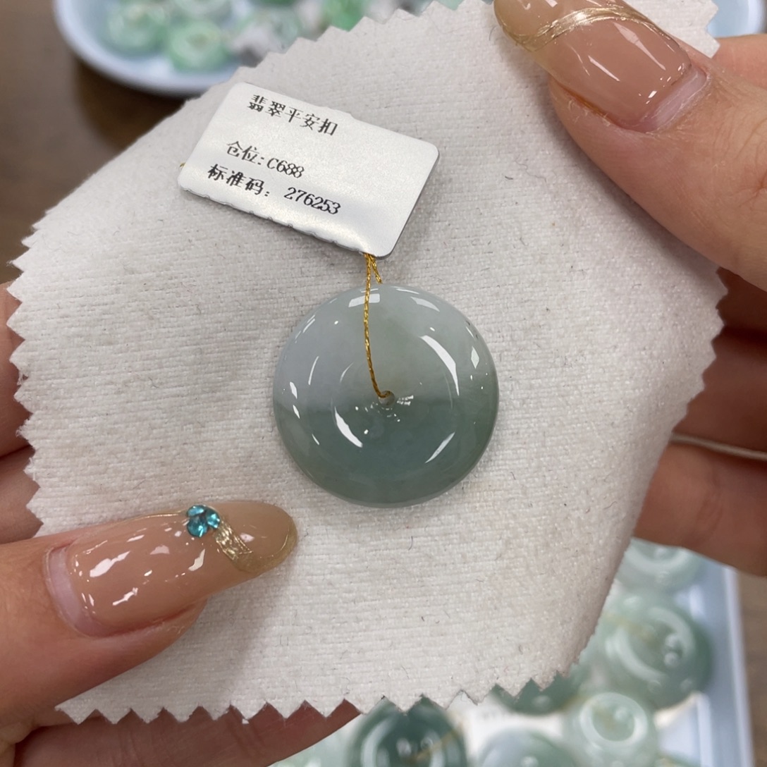 翡翠未镶嵌颈饰平安扣