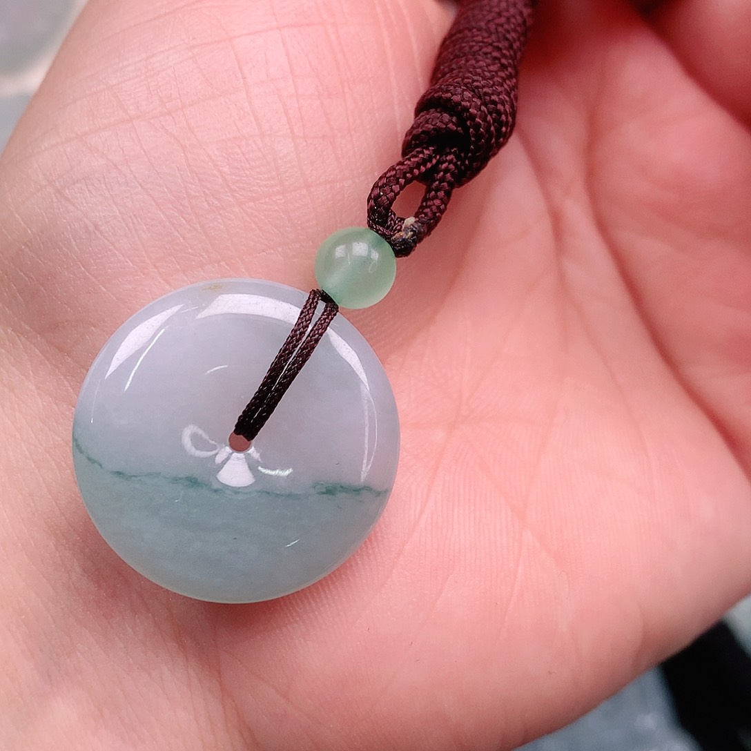 翡翠颈饰未镶嵌飘绿扣