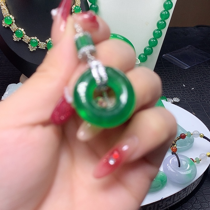 翡翠吊坠(赠链)未镶嵌