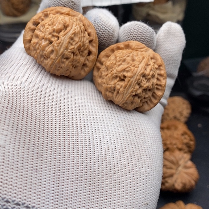 文玩核桃吊坠全品白狮子38尺