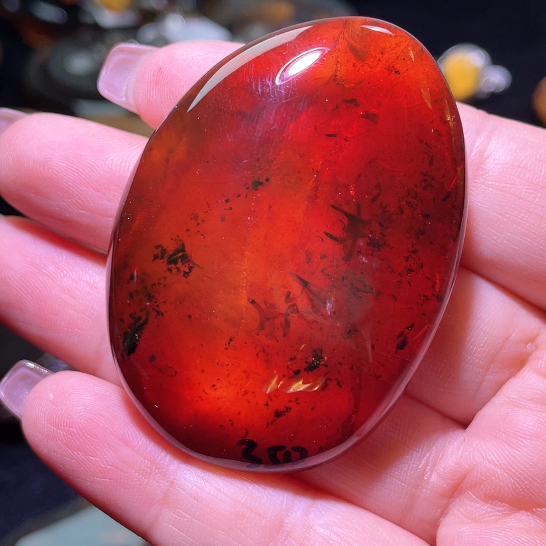 琥珀裸石未镶嵌。