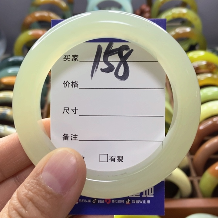 蛇纹石玉手镯未镶嵌豆*蔻