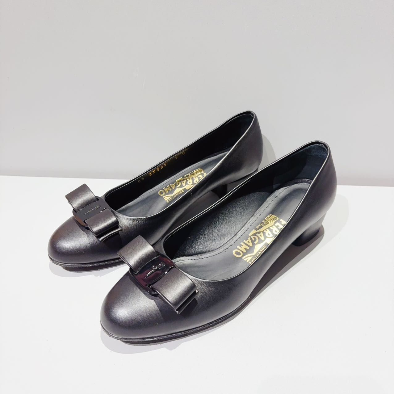 95新 FERRAGAMO/菲拉格慕 蝴蝶结 黑色低跟 皮鞋  35.5码