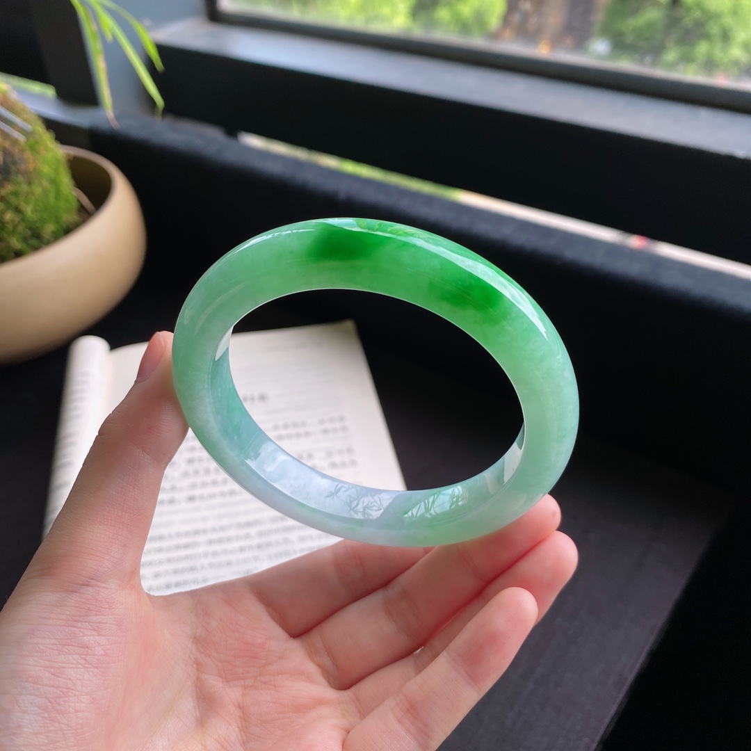 好色珠宝  圈口63缅甸老坑A货细糯种辣阳绿正圈女款翡翠手镯