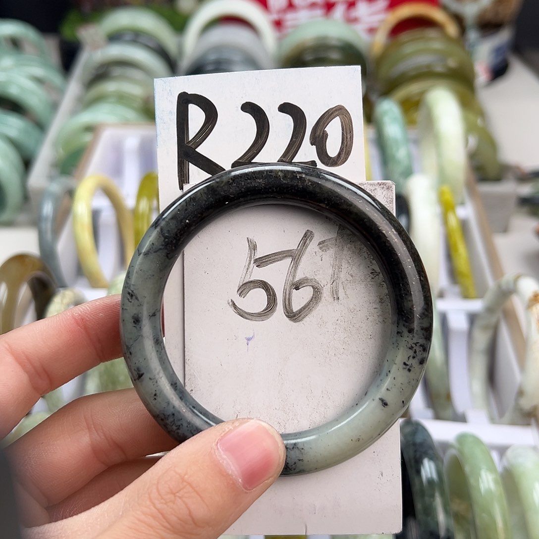 岫玉手镯未镶嵌天然岫玉微瑕，可以正常佩戴