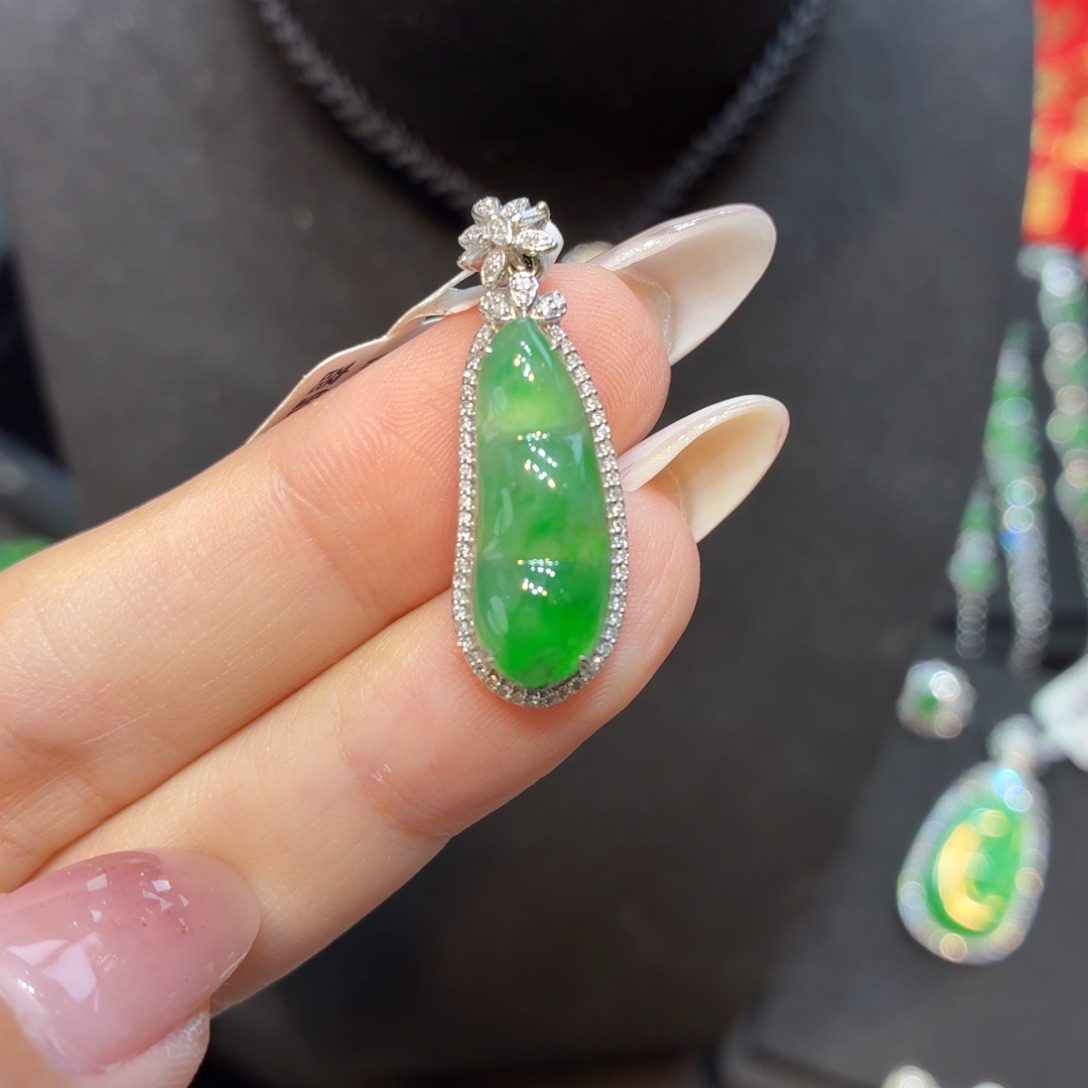 翡翠18K金镶嵌颈饰天然缅甸翡翠