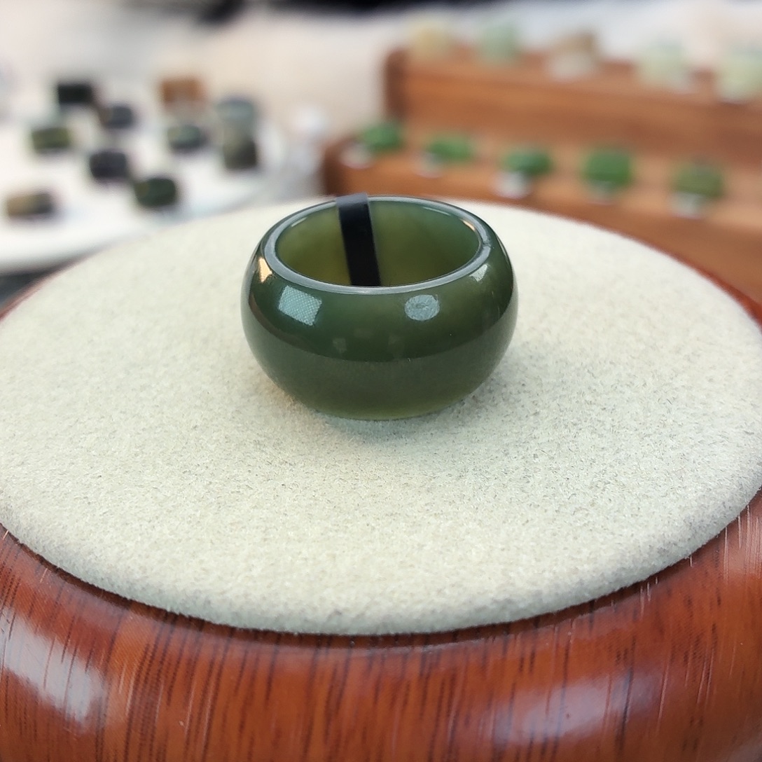 沐***珺和田玉未镶嵌戒指i6碧绿墩墩17.46扩17.7mm不退换