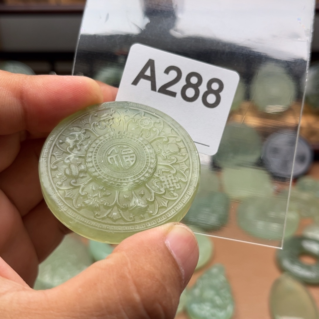 强***6未镶嵌蛇纹石玉颈饰