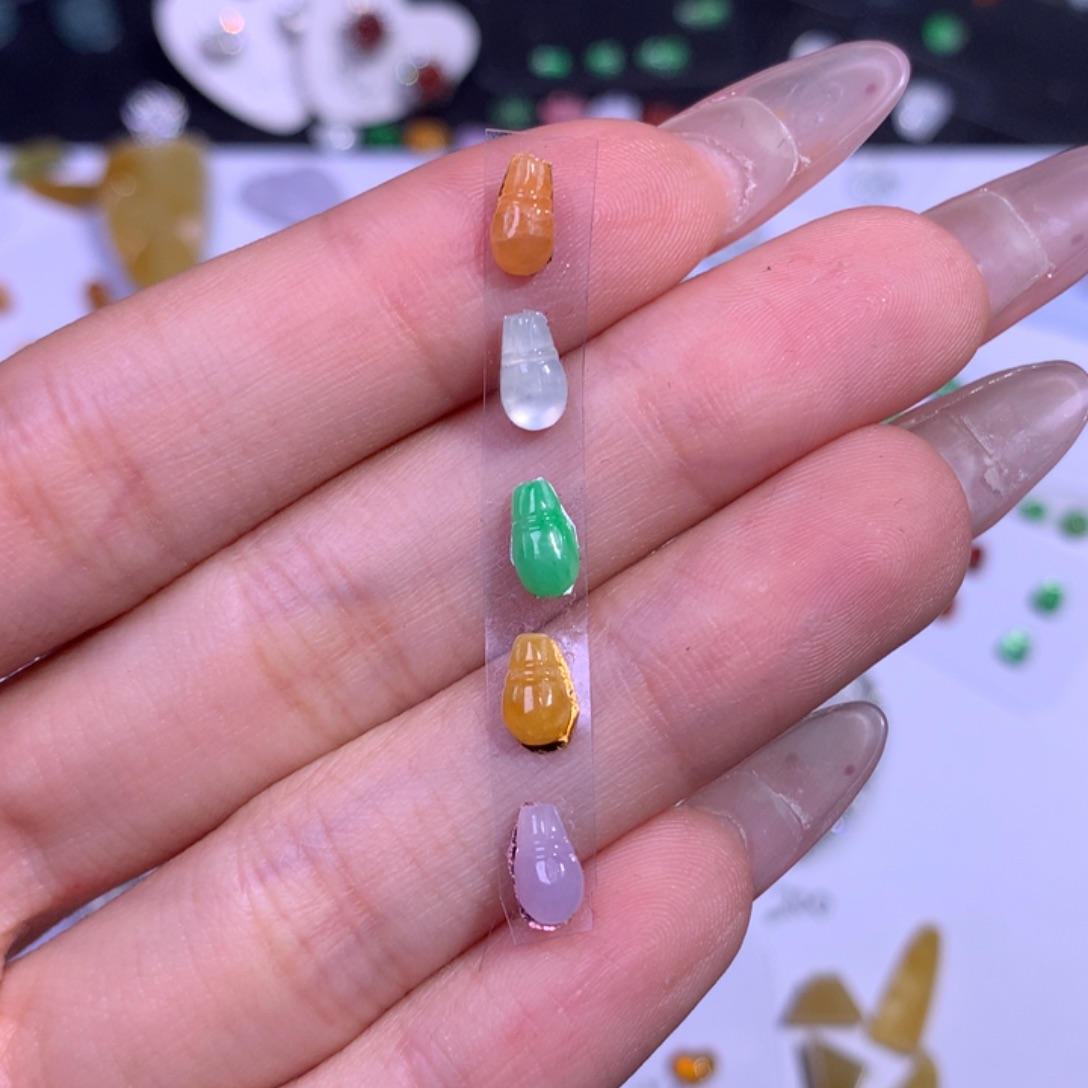 翡翠未镶嵌颈饰五彩钱袋