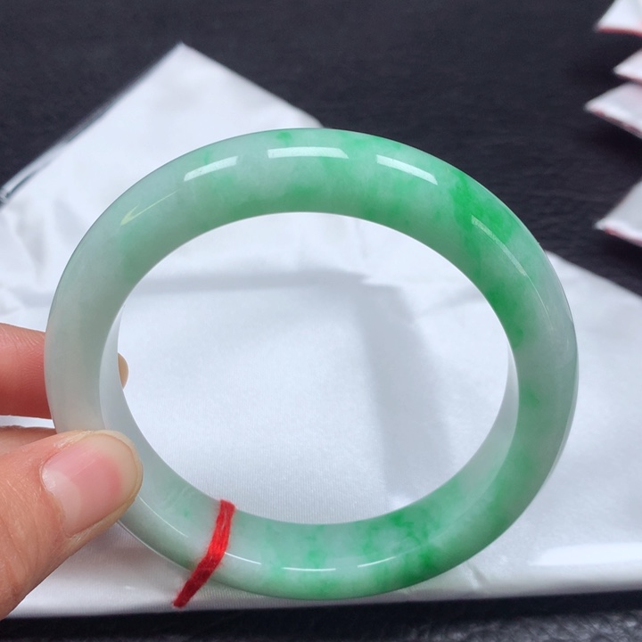 翡翠手镯未镶嵌61圈