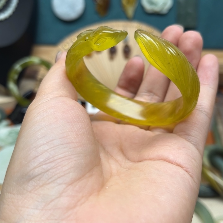 蛇纹石玉手镯未镶嵌