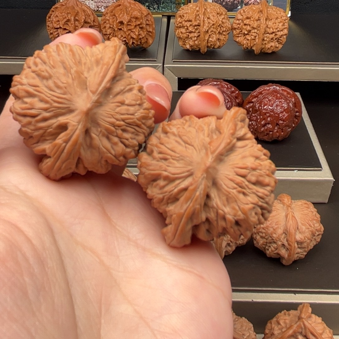 碧***游桃核把件平谷一代四座楼