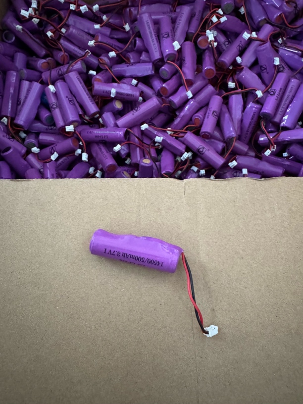 到手一个3.7伏小电芯