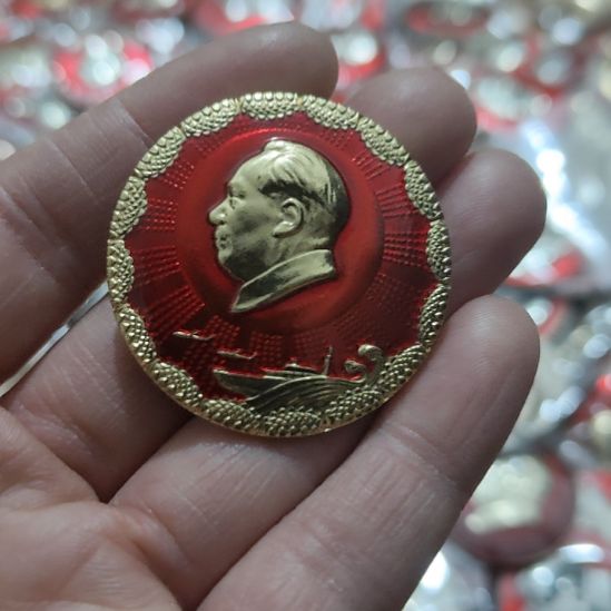 华***哥其他普通金属圆形红色人物像章