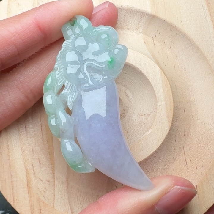 翡翠未镶嵌颈饰大龙牙