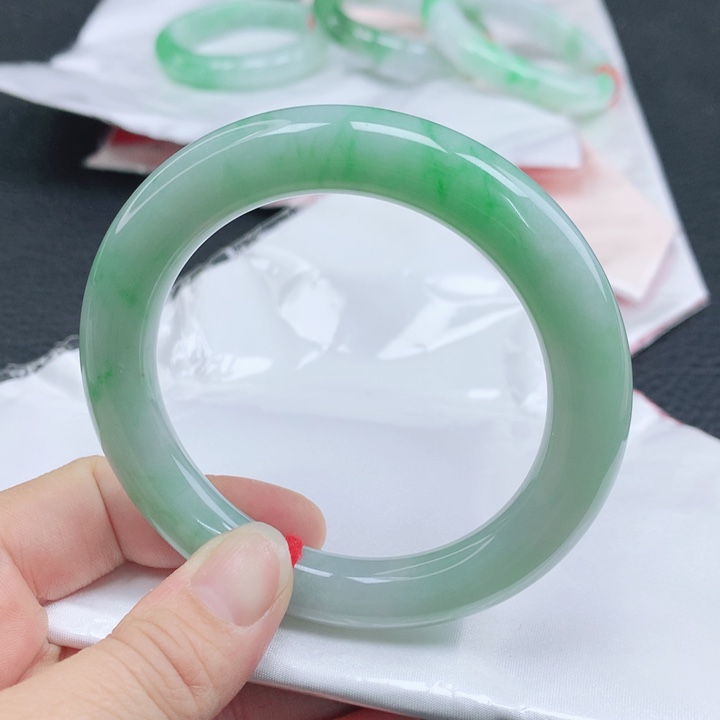 翡翠未镶嵌手镯60飘阳绿翡翠手镯