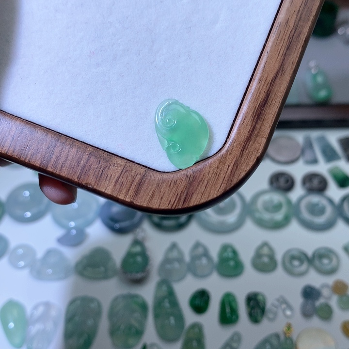 翡翠颈饰未镶嵌如意