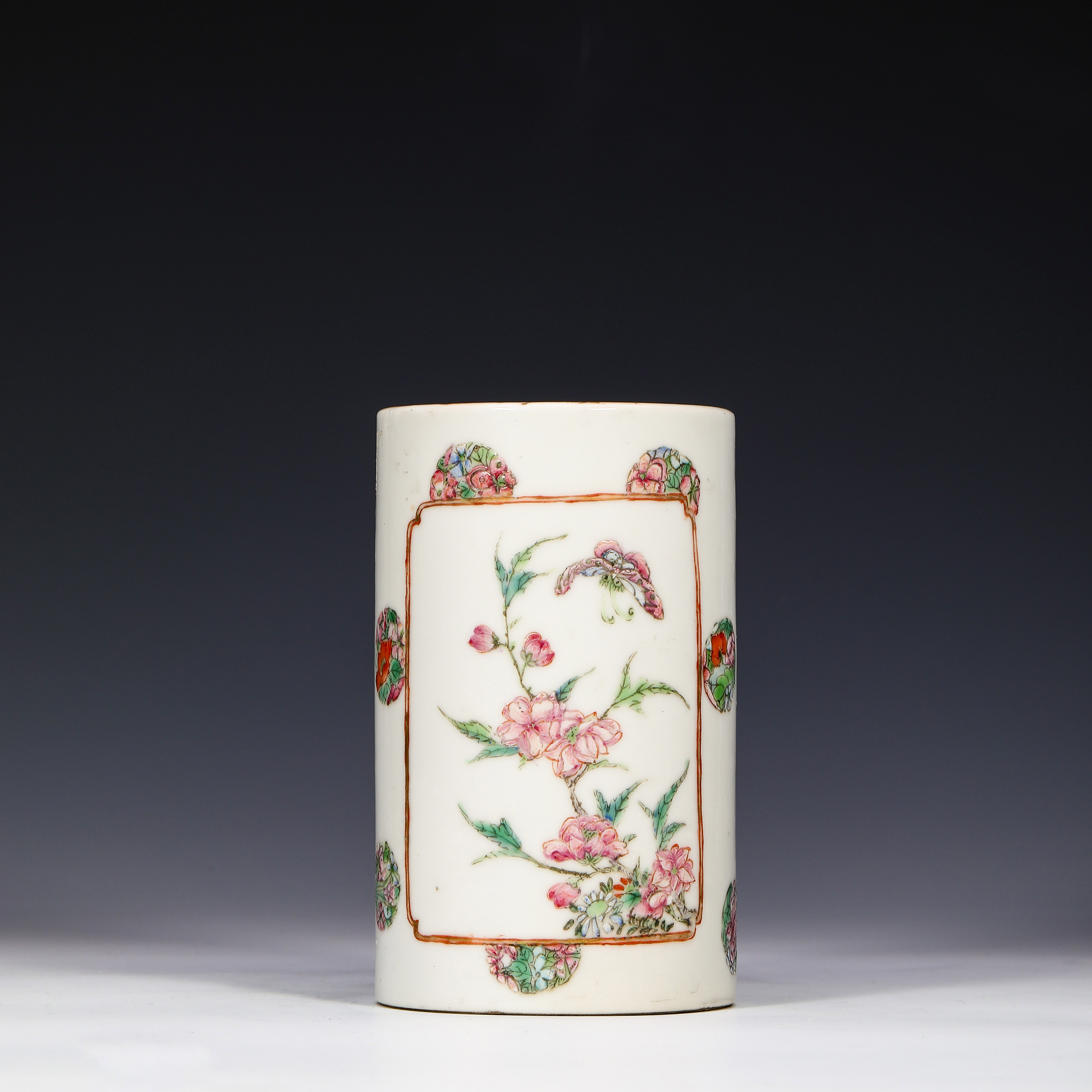 9024 清晚期 粉彩皮球花开窗蝶恋花纹笔筒