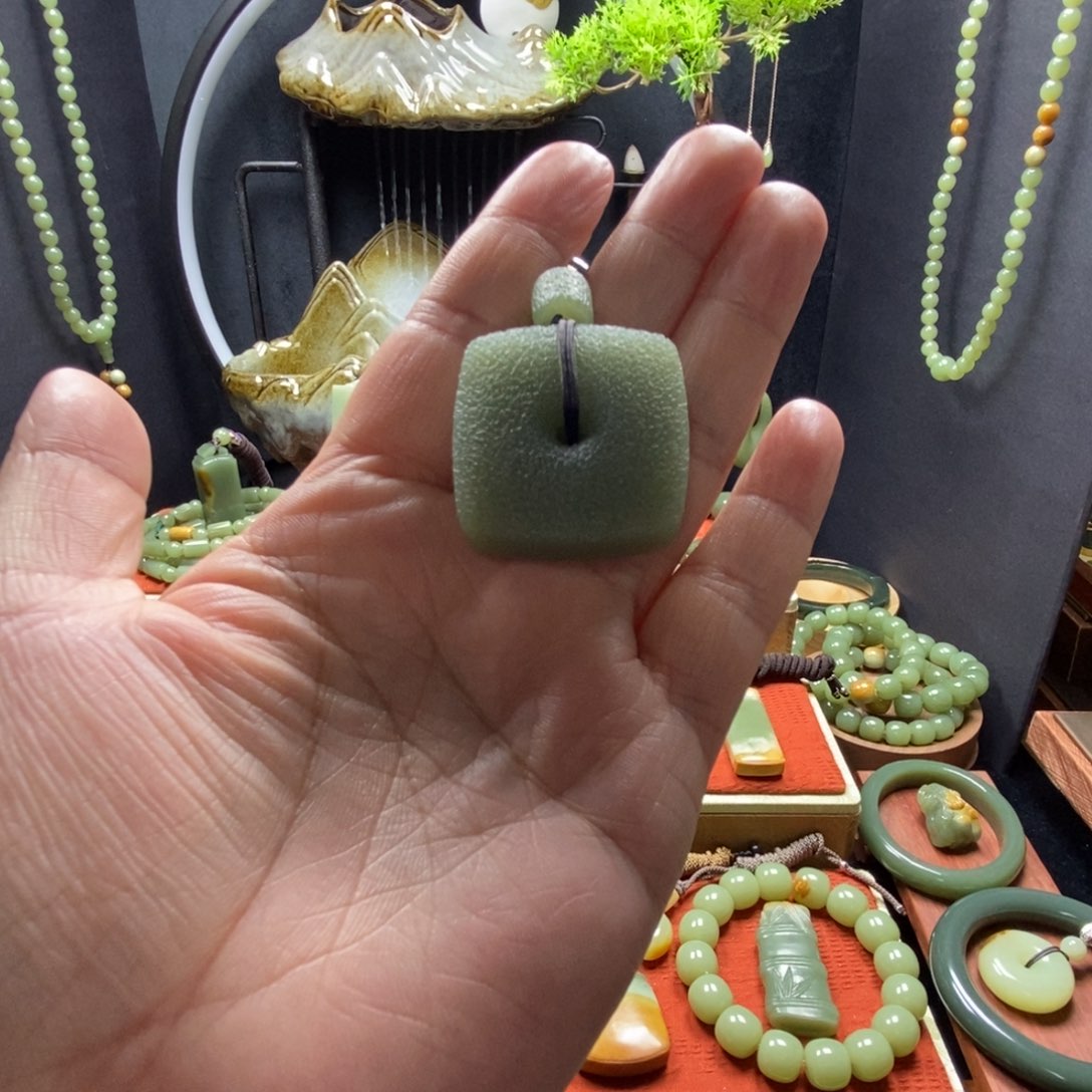 岫岩老玉（透闪石质玉）吊坠未镶嵌