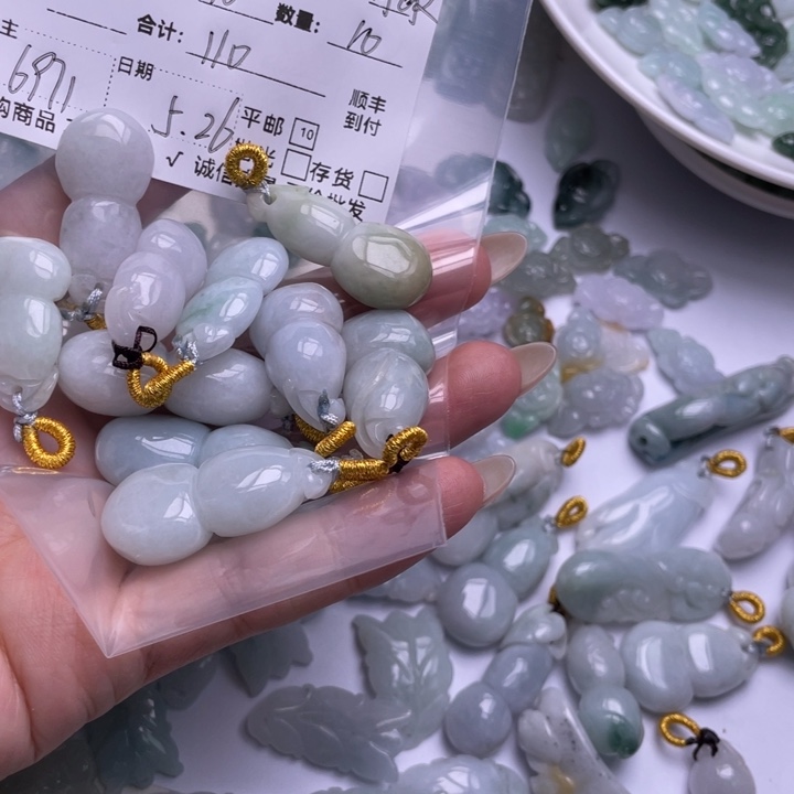 翡翠未镶嵌颈饰丽**哥