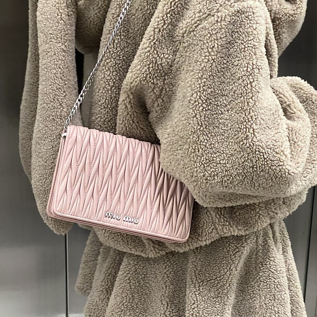 95新 MIU MIU/缪缪 樱花粉小号褶皱woc斜挎包时尚