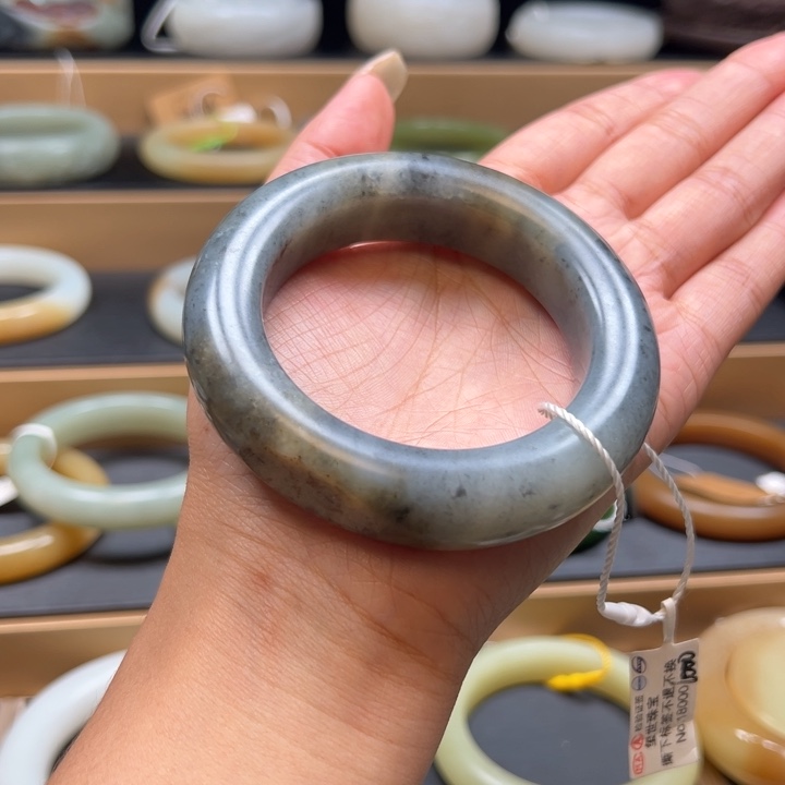 李****和田玉手镯未镶嵌55+