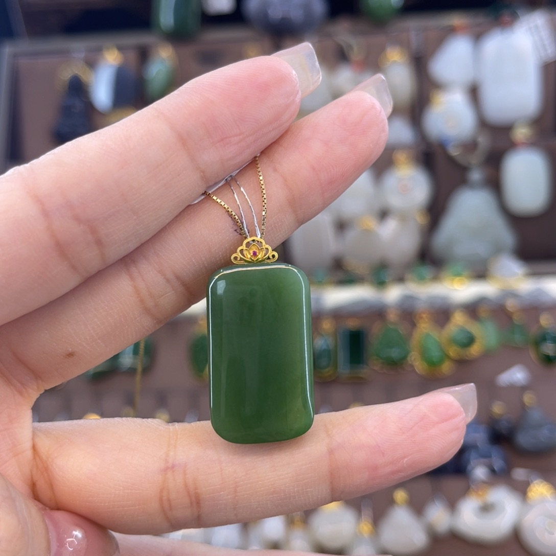 和田玉吊坠18K金镶嵌