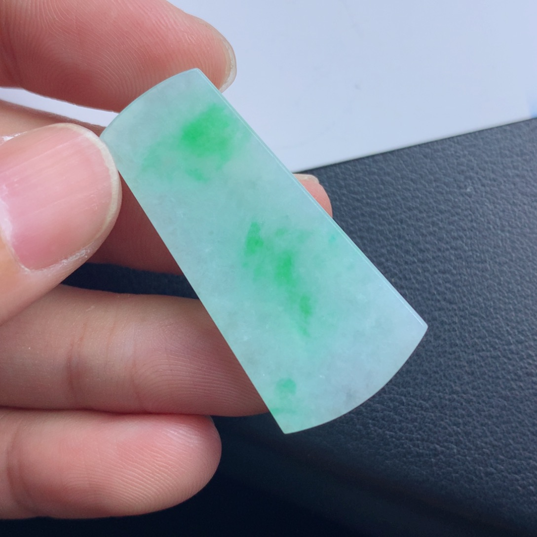 翡翠颈饰未镶嵌无事牌