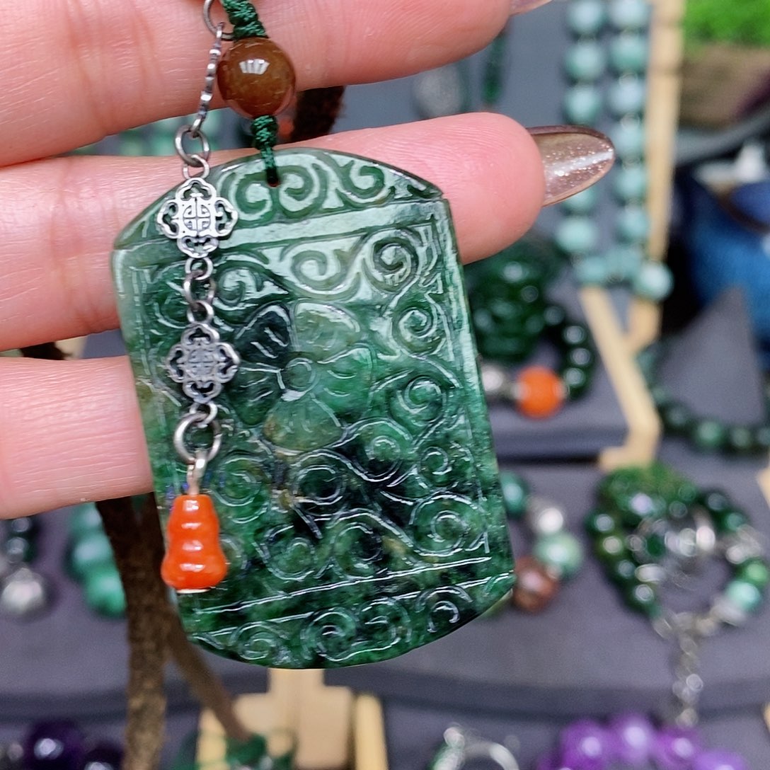 翡翠颈饰未镶嵌漂亮美眉