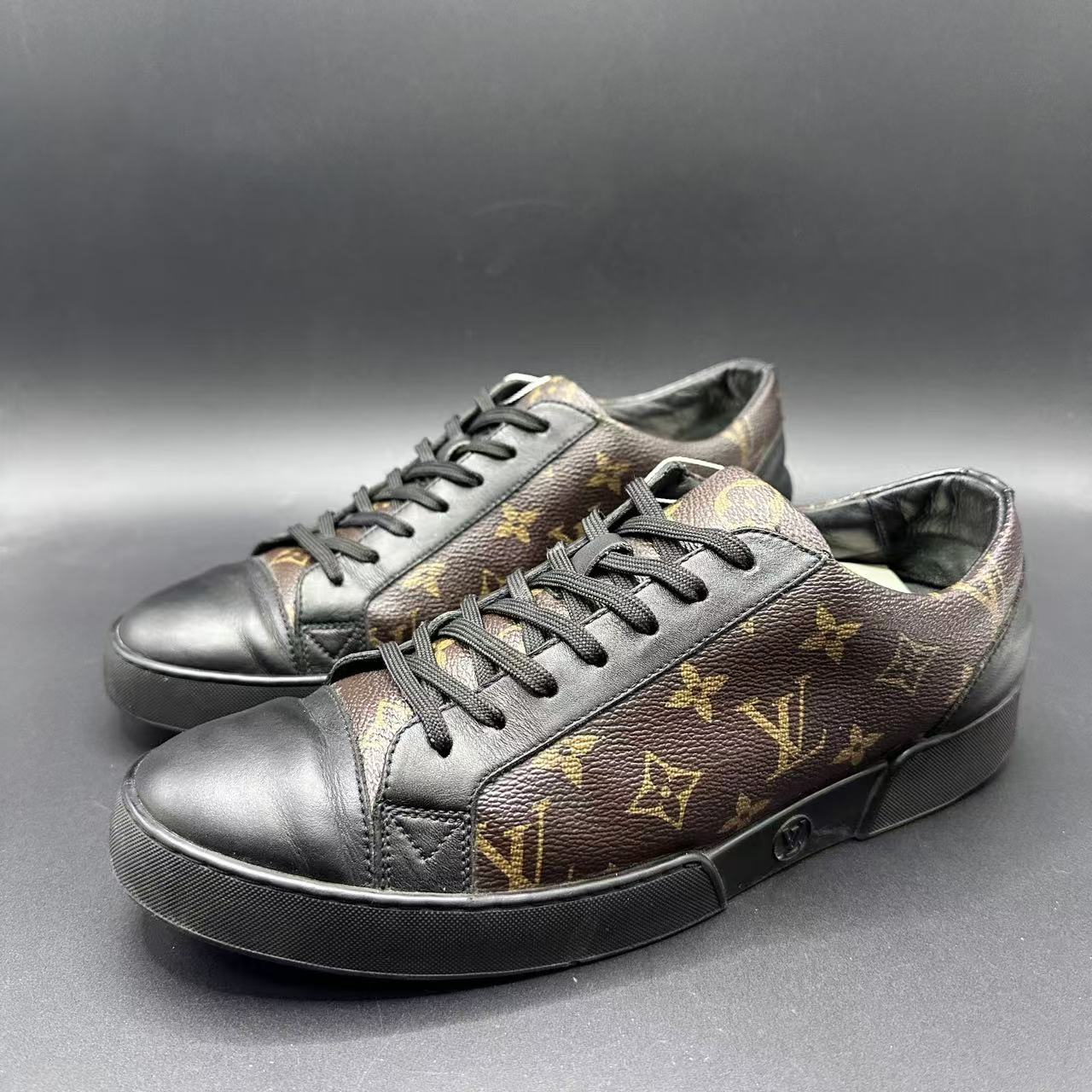 95新 LouisVuitton/路易威登 男士时尚棕色老花板鞋41码 xh050