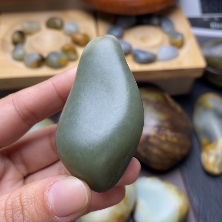 吴***业和田玉未镶嵌挂件