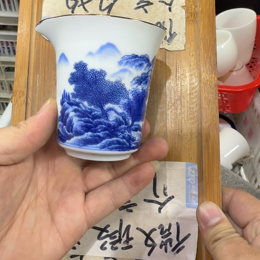 微瑕疵介意勿拍陶瓷器皿W496