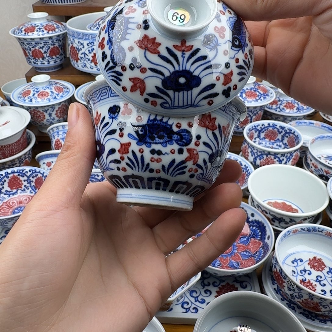 悠***、青花釉里红鱼藻元宝盖碗