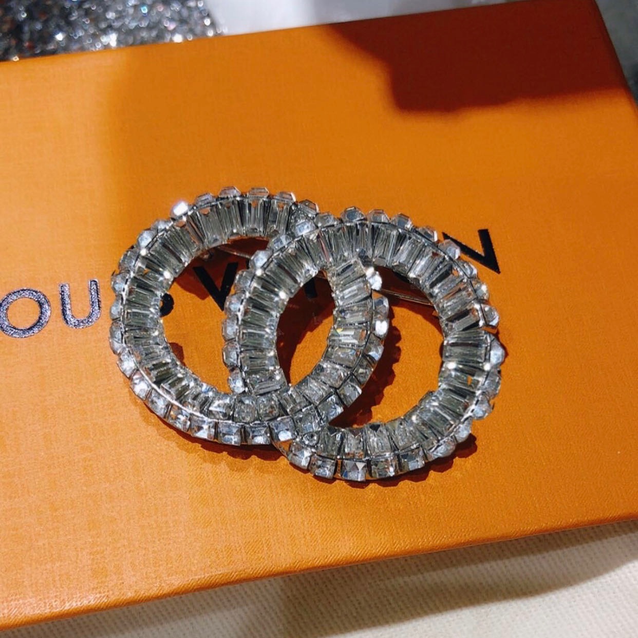 合金仿水晶胸针 新款福利合金双C胸针