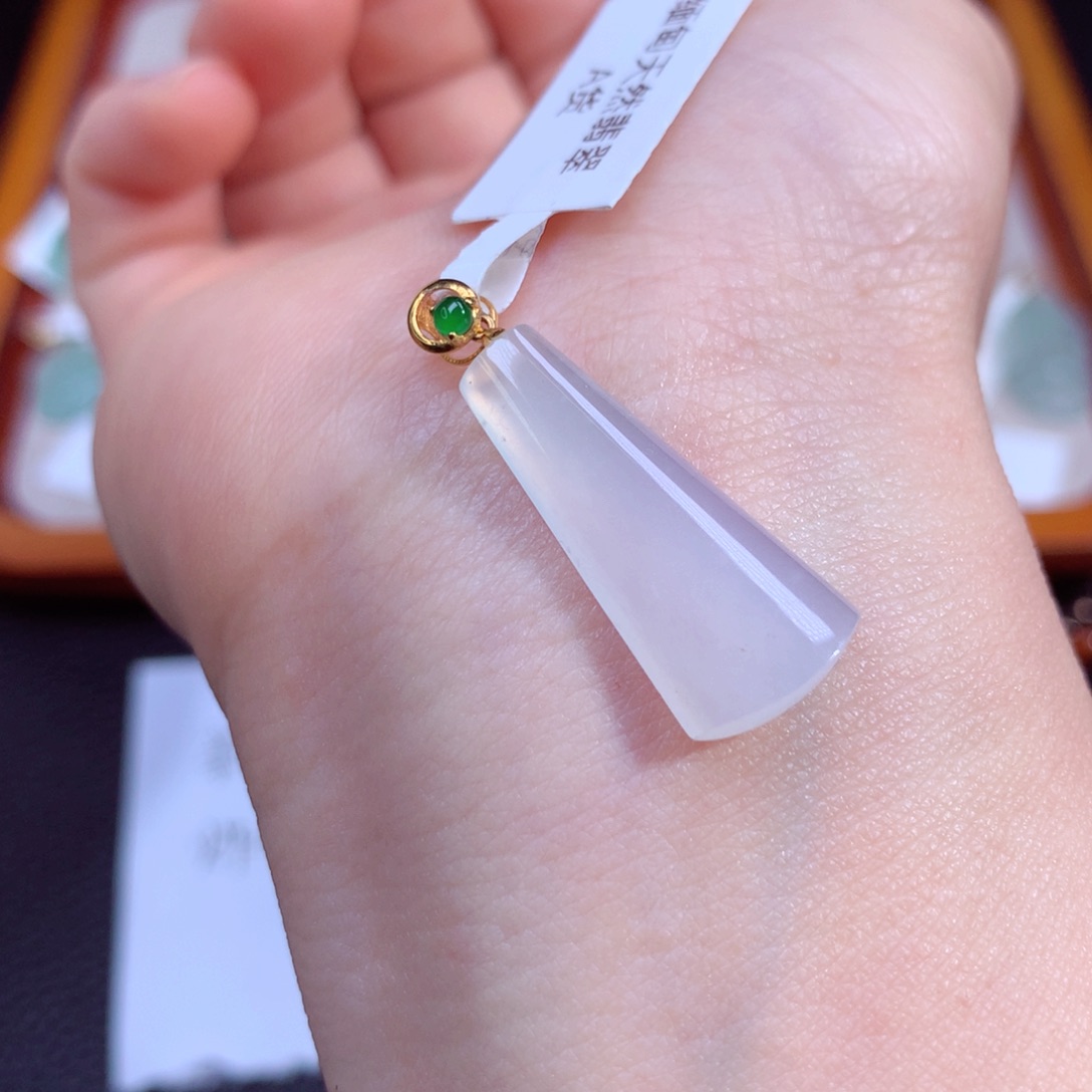 翡翠颈饰18K金镶嵌无事牌