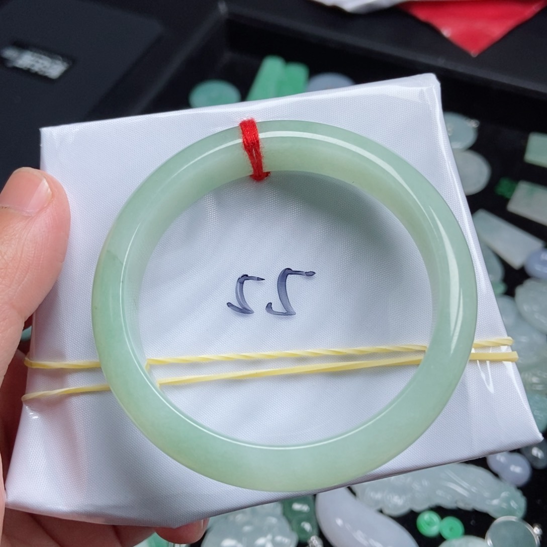 翡翠颈饰未镶嵌柠*?