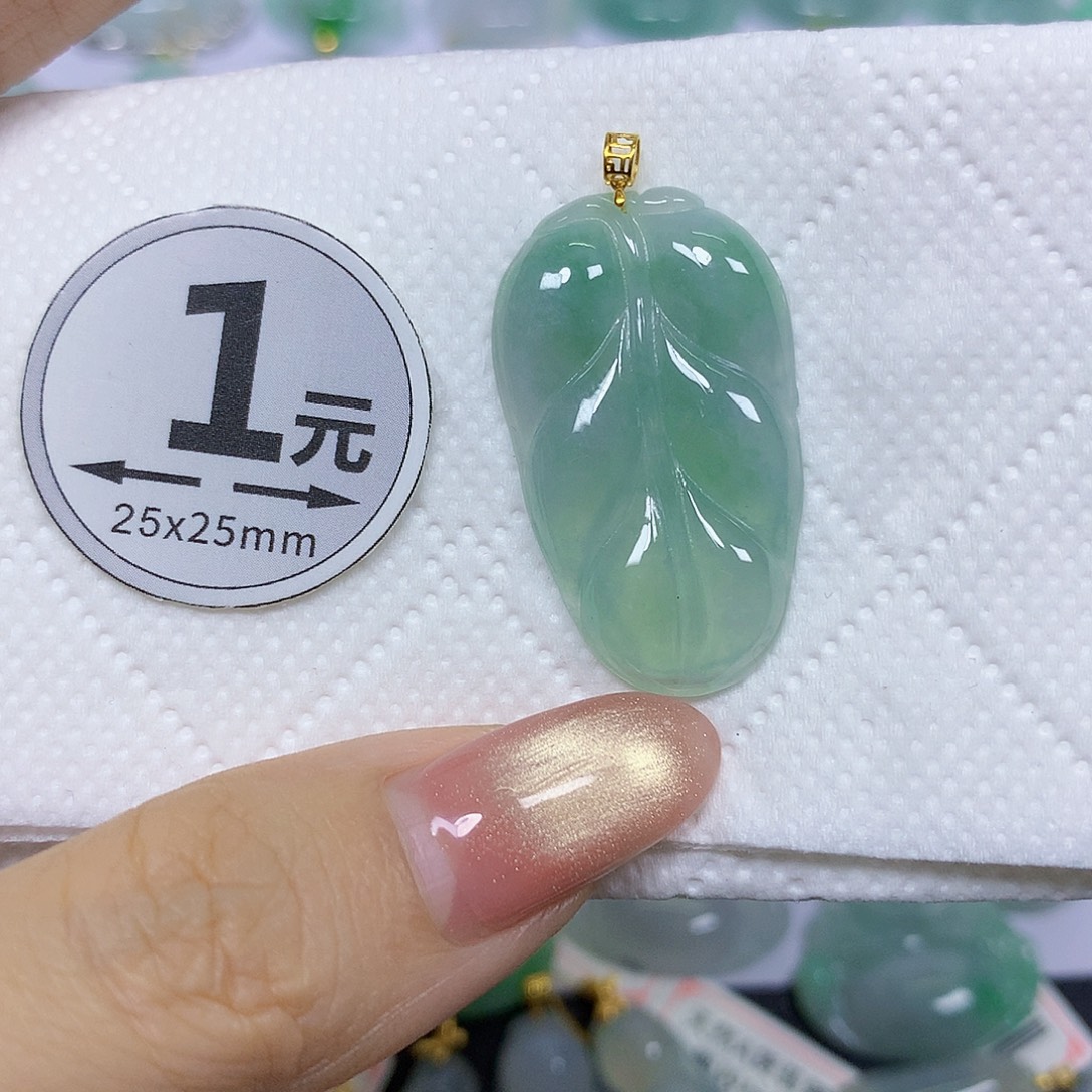 颈饰18K金镶嵌翡翠挂件