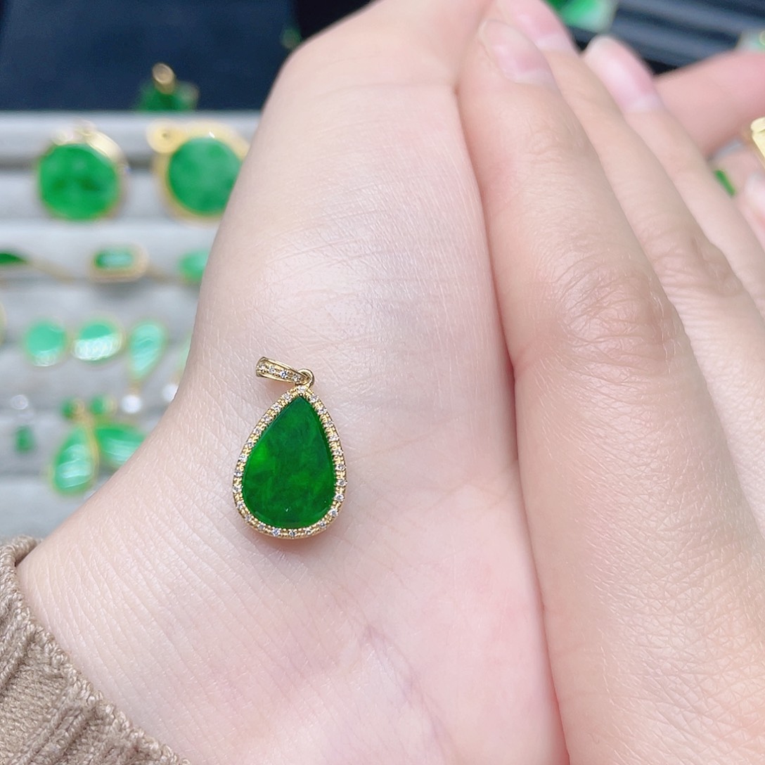 翡翠颈饰18K金镶嵌开**续天然翡翠