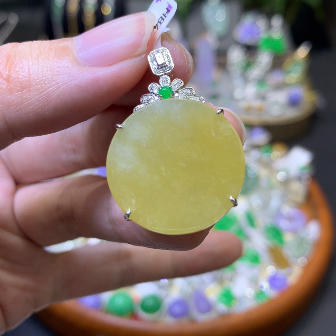 颈饰18K金镶嵌翡翠